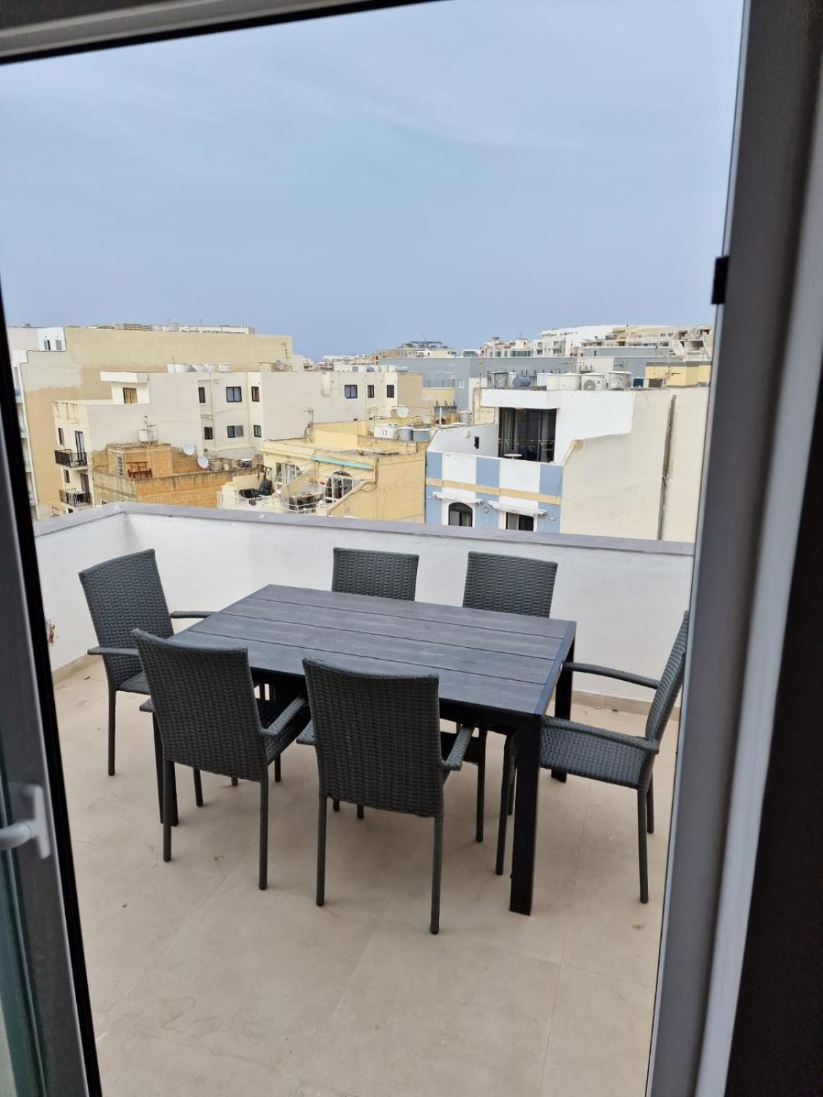 Sky Apartment 3 Сейнт Полс Бей Екстериор снимка